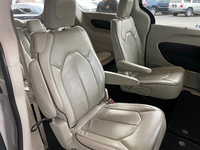 2017 Chrysler Pacifica Limited   - Photo 30 - Orange, CA 92868