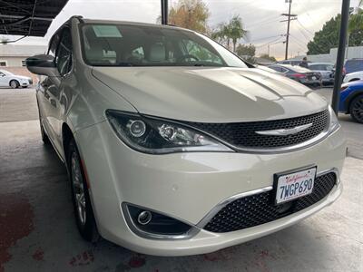 2017 Chrysler Pacifica Limited   - Photo 10 - Orange, CA 92868