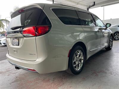 2017 Chrysler Pacifica Limited   - Photo 11 - Orange, CA 92868