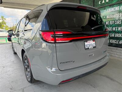 2021 Chrysler Pacifica Hybrid Limited   - Photo 6 - Orange, CA 92868