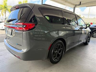 2021 Chrysler Pacifica Hybrid Limited   - Photo 9 - Orange, CA 92868