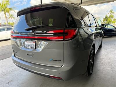 2021 Chrysler Pacifica Hybrid Limited   - Photo 10 - Orange, CA 92868