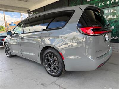 2021 Chrysler Pacifica Hybrid Limited   - Photo 4 - Orange, CA 92868