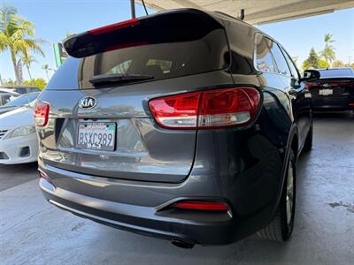 2017 Kia Sorento LX - Photo 10 - Orange, CA 92868
