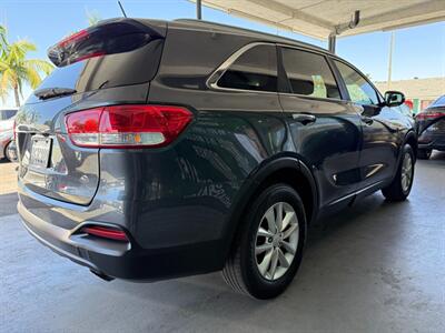 2017 Kia Sorento LX - Photo 9 - Orange, CA 92868
