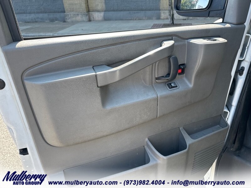 2016 Chevrolet Express 3500  EXTENDED 155'' - Photo 14 - Newark, NJ 07102