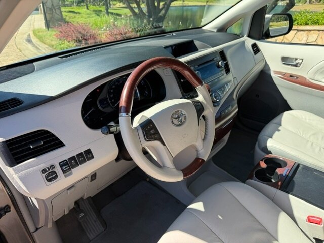 2011 Toyota Sienna XLE 8-Passenger - Photo 6 - San Jose, CA 95131