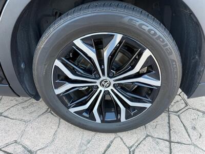 2023 Toyota Crown XLE   - Photo 10 - San Jose, CA 95131