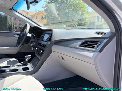 2017 Hyundai SONATA SE   - Photo 9 - Reseda, CA 91335