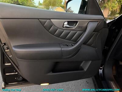 2015 INFINITI QX70   - Photo 23 - Reseda, CA 91335