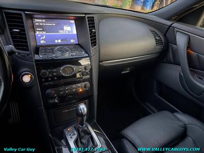 2015 INFINITI QX70   - Photo 19 - Reseda, CA 91335