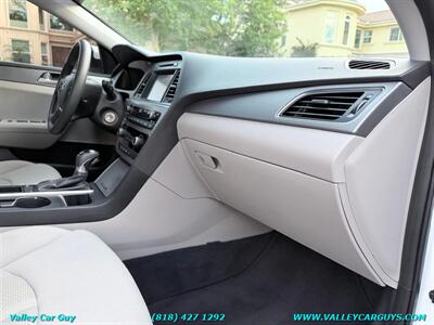 2016 Hyundai SONATA SE   - Photo 8 - Reseda, CA 91335