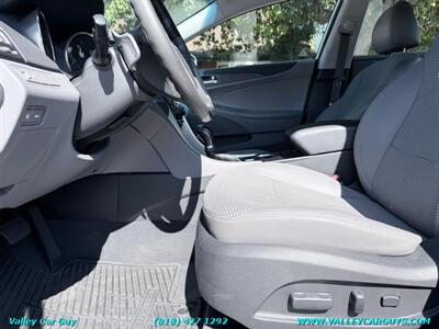 2011 Hyundai SONATA SE - Photo 12 - Reseda, CA 91335