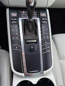 2017 Porsche Macan S   - Photo 26 - Reseda, CA 91335