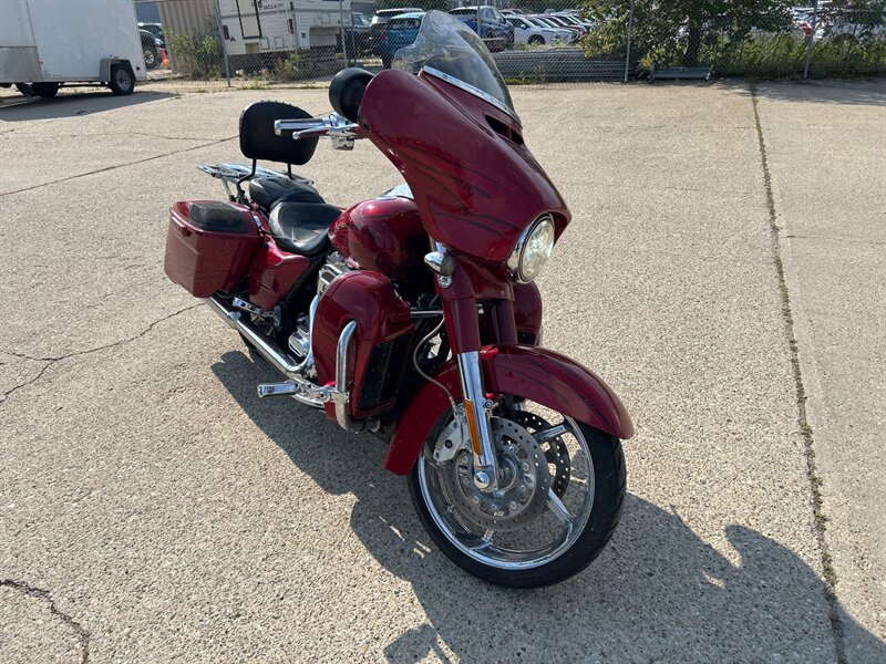 2016 HARLEY-DAVIDSON CVO STREET GLIDE CVO - Photo 2 - Edmonton, AB T6E 6B3