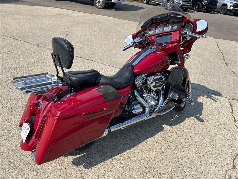 2016 HARLEY-DAVIDSON CVO STREET GLIDE CVO - Photo 3 - Edmonton, AB T6E 6B3