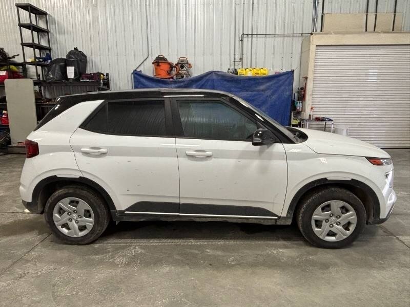 2021 Hyundai VENUE Essential   - Photo 2 - Edmonton, AB T6E 6B3