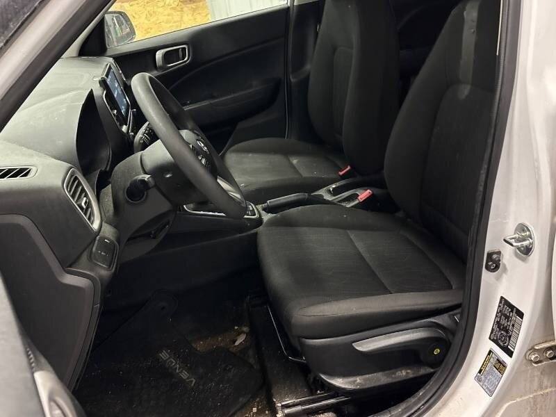 2021 Hyundai VENUE Essential   - Photo 8 - Edmonton, AB T6E 6B3