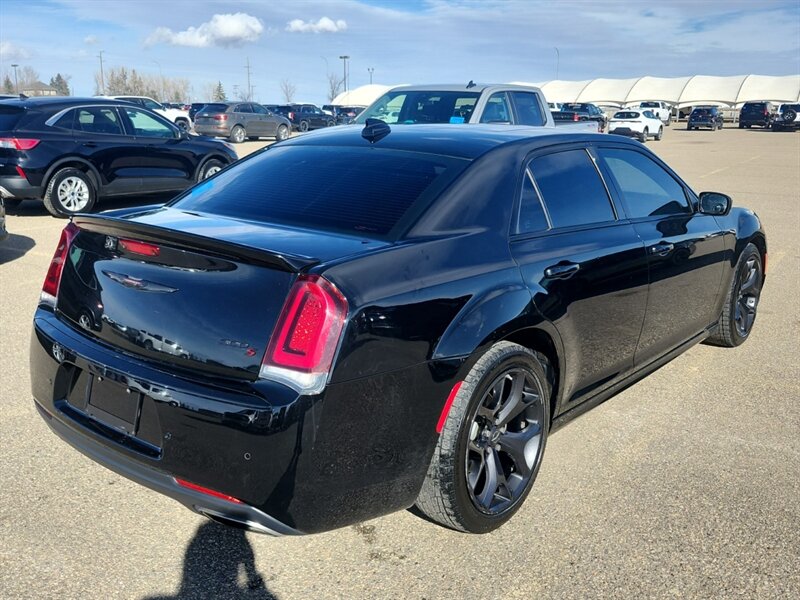 2022 Chrysler 300 S V6 - Photo 2 - Edmonton, AB T6E 6B3