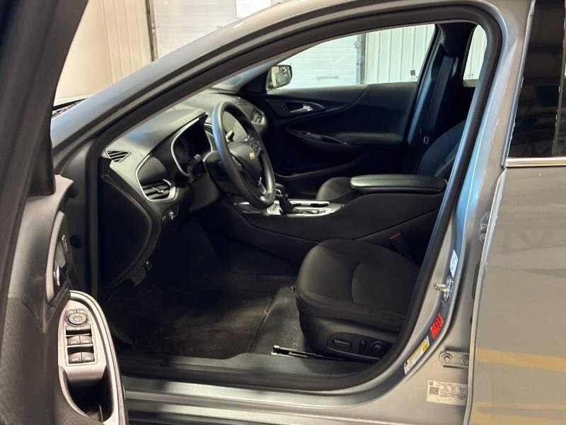 2023 Chevrolet Malibu LT - Photo 9 - Edmonton, AB T6E 6B3