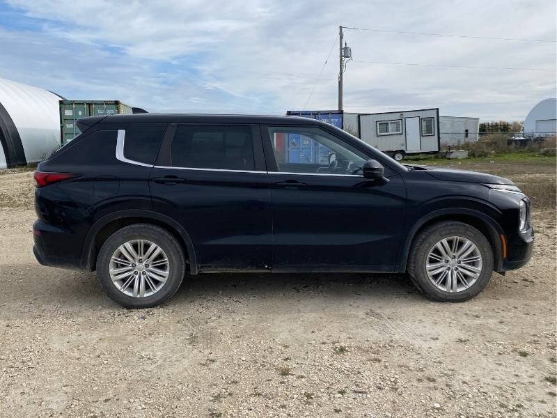 2022 Mitsubishi Outlander ES   - Photo 2 - Edmonton, AB T6E 6B3