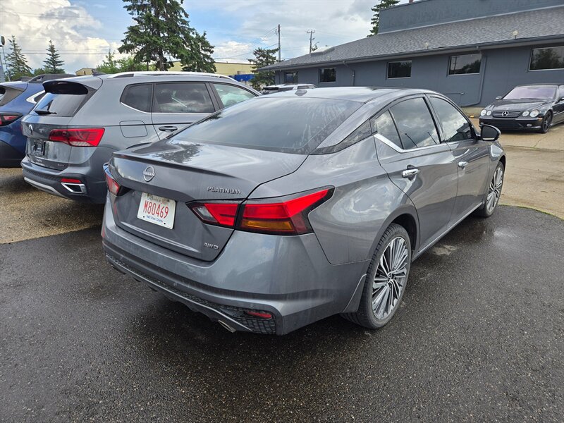 2024 Nissan Altima 2.5 Platinum - Photo 3 - Edmonton, AB T6E 6B3