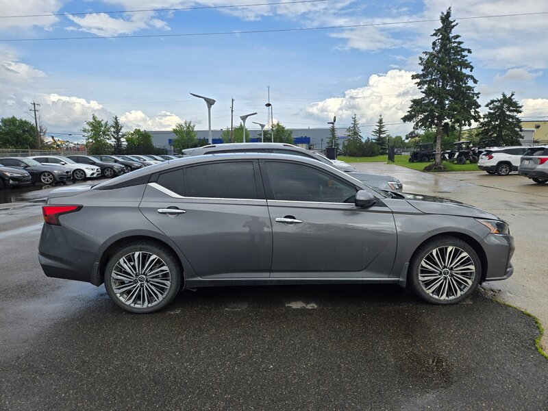 2024 Nissan Altima 2.5 Platinum - Photo 2 - Edmonton, AB T6E 6B3