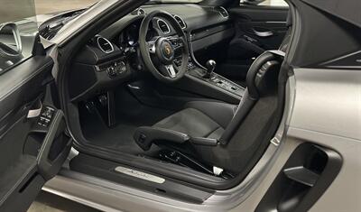 2022 Porsche 718 Boxster Spyder  6-Speed Manual Transmission and Carbon Fiber Bucket Seats - Photo 8 - Tarzana, CA 91356