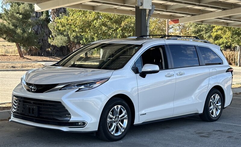 2021 Toyota Sienna Platinum 7-Passenger Hybrid AWD  Blizzard Pearl