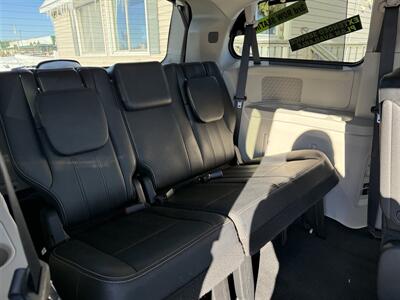 2015 Chrysler Town & Country Touring   - Photo 27 - Escanaba, MI 49829