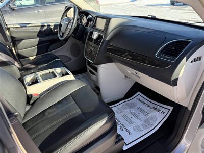 2015 Chrysler Town & Country Touring   - Photo 29 - Escanaba, MI 49829