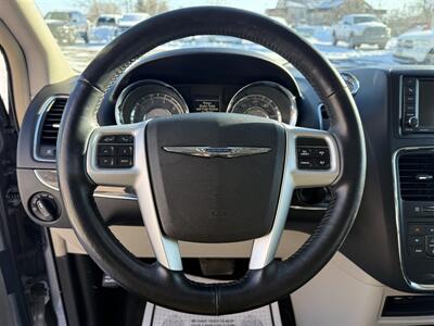2015 Chrysler Town & Country Touring   - Photo 12 - Escanaba, MI 49829