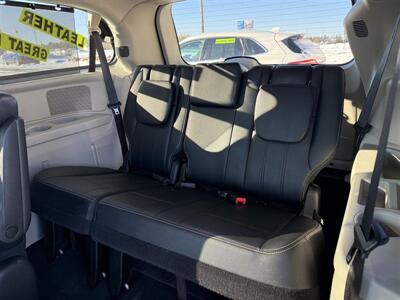 2015 Chrysler Town & Country Touring   - Photo 23 - Escanaba, MI 49829