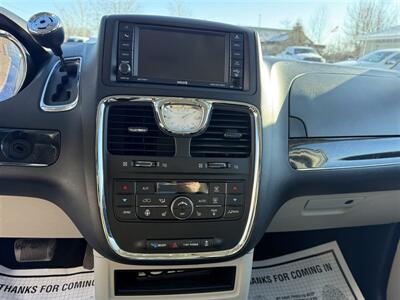 2015 Chrysler Town & Country Touring   - Photo 15 - Escanaba, MI 49829