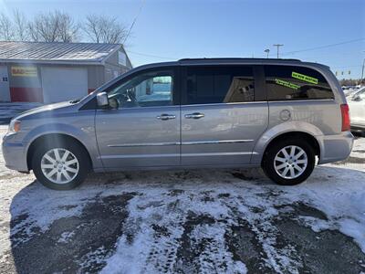 2015 Chrysler Town & Country Touring   - Photo 4 - Escanaba, MI 49829