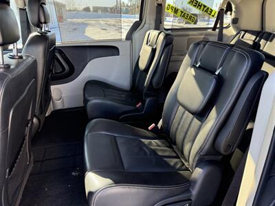 2015 Chrysler Town & Country Touring   - Photo 22 - Escanaba, MI 49829
