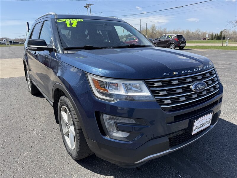 2017 Ford Explorer XLT AWD   - Photo 1 - Escanaba, MI 49829