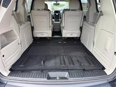 2014 Chrysler Town & Country Touring-L - Photo 9 - Escanaba, MI 49829