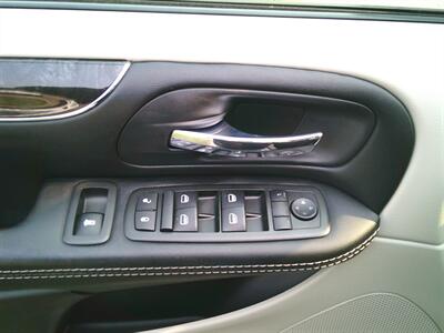 2015 Chrysler Town & Country Touring   - Photo 12 - Negaunee, MI 49866