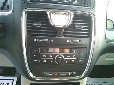2015 Chrysler Town & Country Touring   - Photo 11 - Negaunee, MI 49866