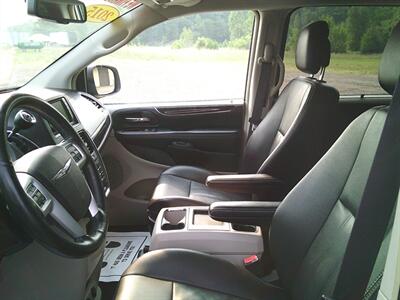 2015 Chrysler Town & Country Touring   - Photo 7 - Negaunee, MI 49866