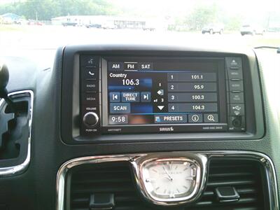 2015 Chrysler Town & Country Touring   - Photo 10 - Negaunee, MI 49866