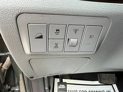 2012 Hyundai SANTA FE SE - Photo 11 - Negaunee, MI 49866