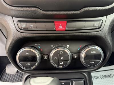 2017 Jeep Renegade Latitude AWD   - Photo 13 - Escanaba, MI 49829