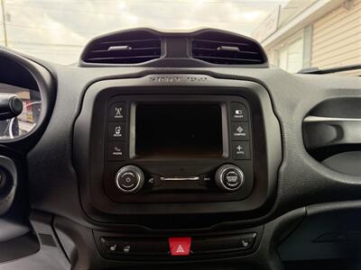 2017 Jeep Renegade Latitude AWD   - Photo 12 - Escanaba, MI 49829