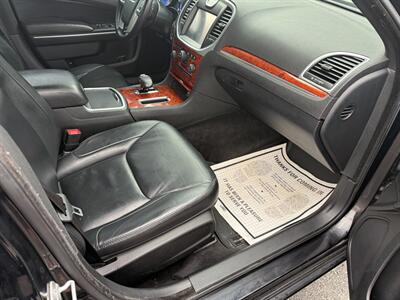 2014 Chrysler 300   - Photo 18 - Negaunee, MI 49866