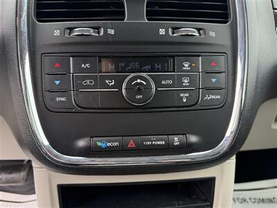 2014 Chrysler Town & Country Touring FWD   - Photo 17 - Escanaba, MI 49829