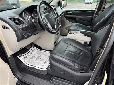 2014 Chrysler Town & Country Touring FWD   - Photo 11 - Escanaba, MI 49829