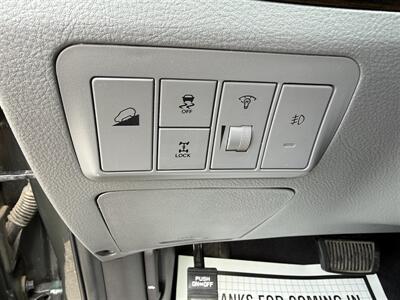 2012 Hyundai SANTA FE SE AWD - Photo 11 - Escanaba, MI 49829