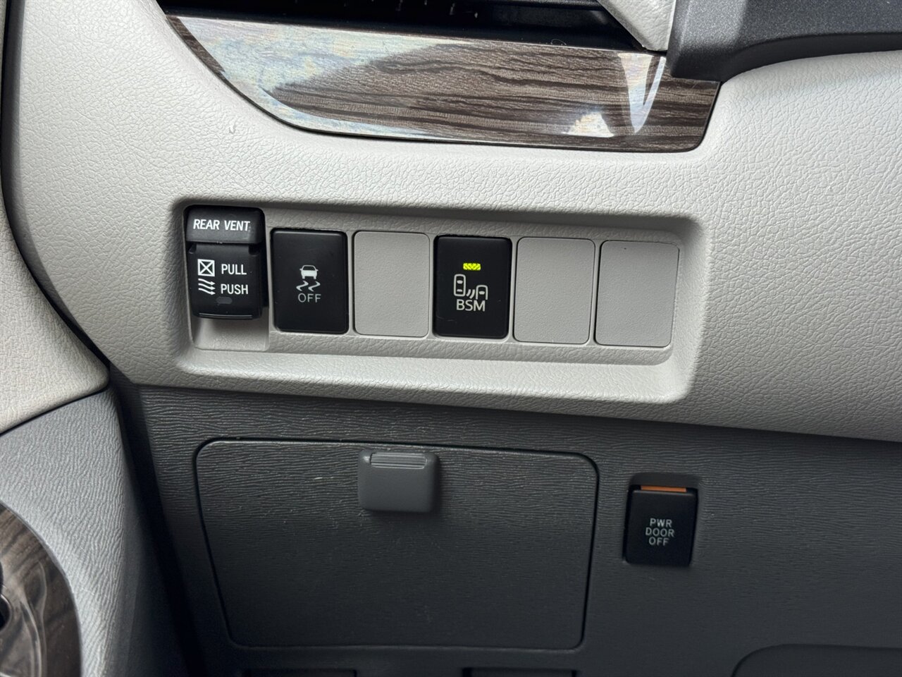 2016 Toyota Sienna XLE 8-Passenger   - Photo 22 - Portland, OR 97211